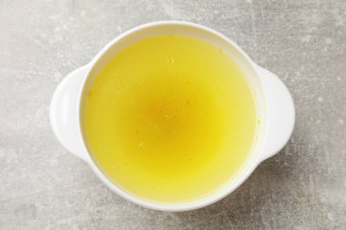 Lezzetli tavuk buğulama kasede, gri masada, üst tarafta.