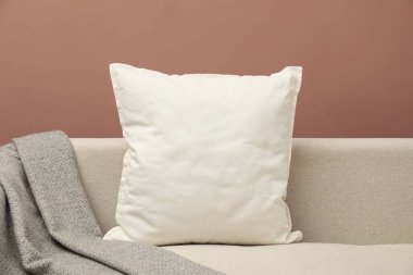 Kahverengi arka planda rahat koltukta boş yumuşak yastık.