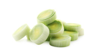 Taze pırasa parçaları beyazda izole edilmiş.