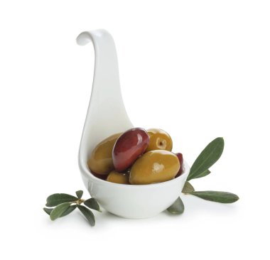 Lezzetli marine edilmiş zeytinler kasede ve beyaz yapraklar üzerinde