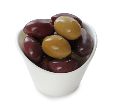 Lezzetli salamura edilmiş zeytinler beyaz kapta izole edilmiş.