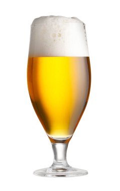 Beyaz köpüklü bir bardak taze bira.