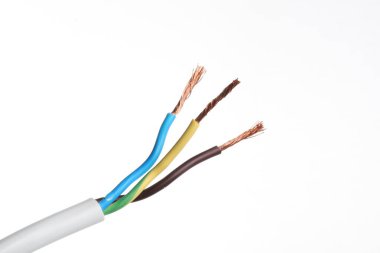Beyaz arka planda bakır telleri olan soyulmuş elektrik kablosu