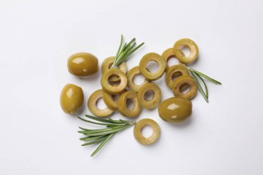 Salamura edilmiş yeşil zeytin halkaları, beyaz arka planda tam meyve ve biberiye, düz uzanma