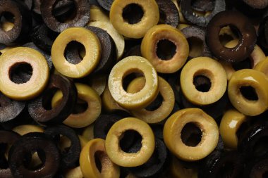 Arka plan olarak marine edilmiş yeşil ve siyah zeytin halkaları, üst görünüm