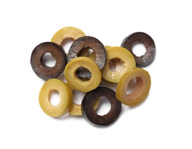 Terbiye edilmiş yeşil ve siyah zeytin halkaları beyaz, üst görünümde izole