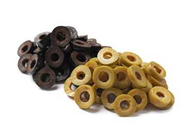 Terbiye edilmiş yeşil ve siyah zeytin halkaları beyaz üzerine izole edilmiş.