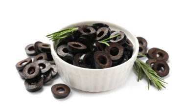 Terbiye edilmiş siyah zeytin halkaları ve biberiye kasede, beyaza izole edilmiş.