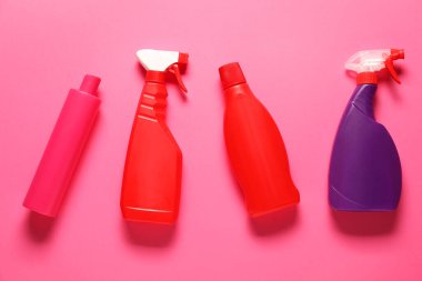 Pembe arka planda temizlik ürünleri, düz yatış