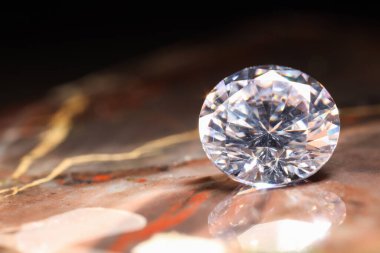 Kahverengi mermer yüzeyde güzel parlak bir taş, yakın plan. Metin için boşluk