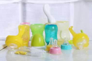 Temiz beslenme şişeleri tezgahın içinde kuruyor.