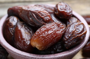 Bir sürü lezzetli kurutulmuş hurma tabakta masada, yakın plan.