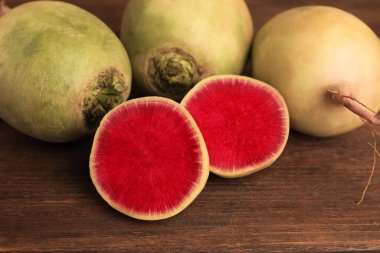 Tahta masada taze şalgam var, yakın plan.