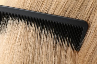 Saçları plastik tarakla taramak, yakın görüş