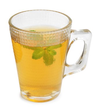 Aromatik nane çayı ve beyaza ayrılmış taze yapraklar.