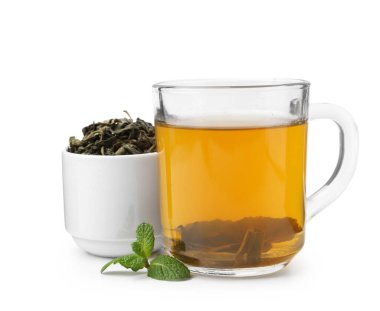 Aromatik nane çayı, taze ve kuru yapraklar beyaz üzerine izole edilmiş.