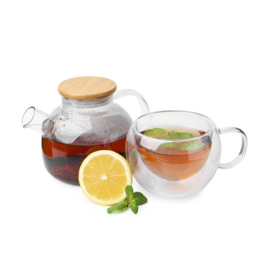 Lezzetli nane çayı, limon ve taze yapraklar beyaz üzerine izole edilmiş.