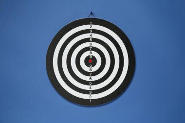 Mavi duvarda asılı bir dart tahtası