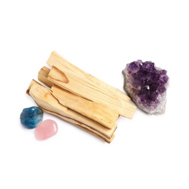 Palo santo sopaları ve değerli taşlar beyaz, üst görünümde izole