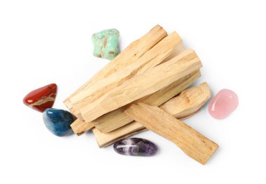 Palo santo sopaları ve değerli taşlar beyaz, üst görünümde izole