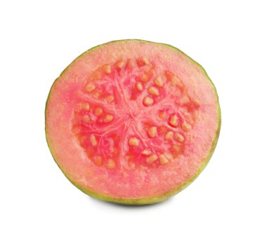 Taze guava meyvelerinin yarısı beyaza izole edilmiş.