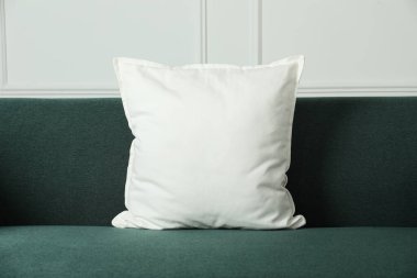 İçerideki rahat koltukta boş yumuşak yastık.