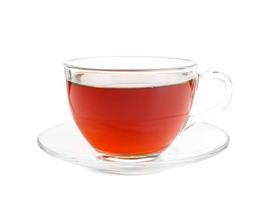 Beyazda izole edilmiş fincanda taze siyah çay.