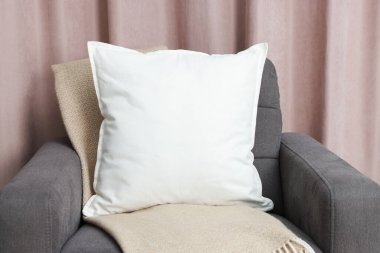Evdeki rahat koltukta boş yumuşak yastık.
