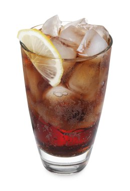 Kola, limon dilimi ve beyaz bardakta buzla tazeleniyor.