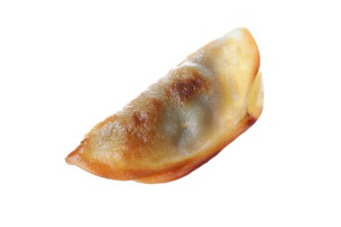 Bir kızarmış gyoza hamur tatlısı, beyaz üzerine izole edilmiş.