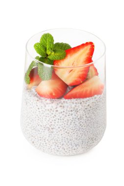 Çilekli lezzetli chia pudingi ve beyaz üzerine izole edilmiş nane şekeri.