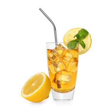 Naneli buzlu çay, limon dilimleri ve beyaz üzerine izole edilmiş saman içmek.