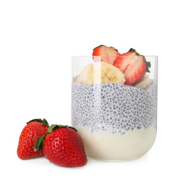 Çilekli lezzetli chia pudingi ve beyaz bardakta muz.