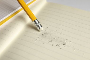 Kağıt üzerinde silgi ile kalem kullanarak, yakın plan