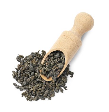 Tahta kepçe içinde kuru çay yaprakları beyaz, üst manzara izole