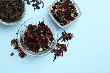 Açık mavi arka planda farklı çay demleme türleri, düz yatış. Metin için boşluk