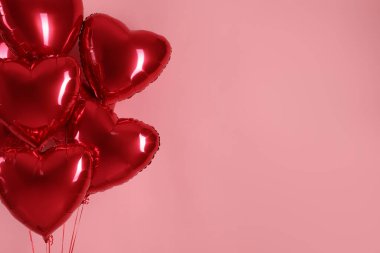 Pembe arka planda bir sürü kırmızı kalp şeklinde balon, mesaj için boşluk. Sevgililer Günün kutlu olsun.