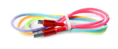 Renkli USB şarj kablosu beyaza izole edildi