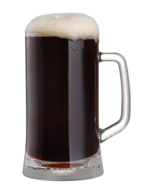 Bir kupa dolusu bira beyazda izole edilmiş.