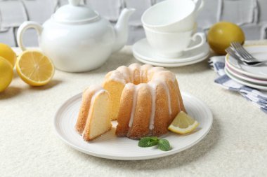 Lezzetli limonlu pasta, jöleli ve nane şekerli, açık dokulu masa, yakın plan.