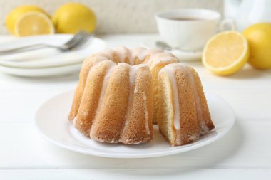 Beyaz ahşap masada jöleli lezzetli limonlu pasta, yakın plan.