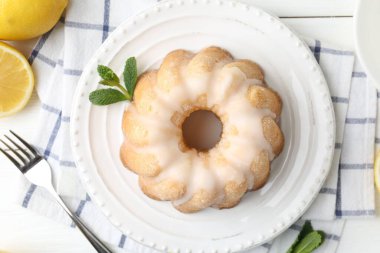 Lezzetli limonlu pasta, jöle, nane ve narenciye, beyaz ahşap masa üzerinde, düz yatıyordu.