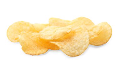 Beyaza izole edilmiş patates cipsi yığını.