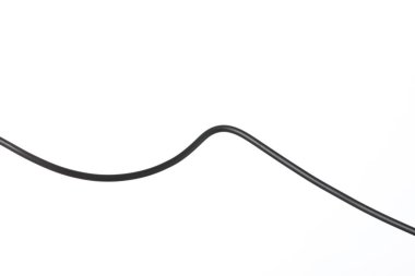 Beyaz arkaplanda siyah bir elektrik kablosu