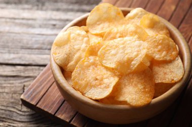 Tahta masada kasede patates cipsi, yakın plan.