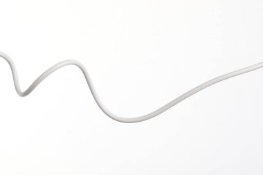 Beyaz arkaplanda bir renk elektrik kablosu