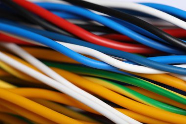 Arka plan olarak birçok renkli elektrik kablosu, yakın plan