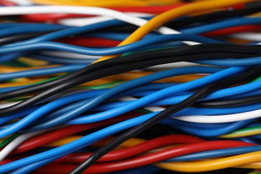 Arka plan olarak birçok renkli elektrik kablosu, yakın plan