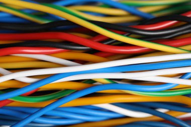 Arka plan olarak birçok renkli elektrik kablosu, yakın plan