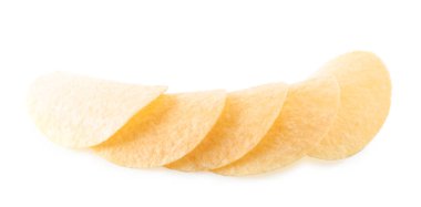 Beyaza izole edilmiş pek çok lezzetli patates cipsi.